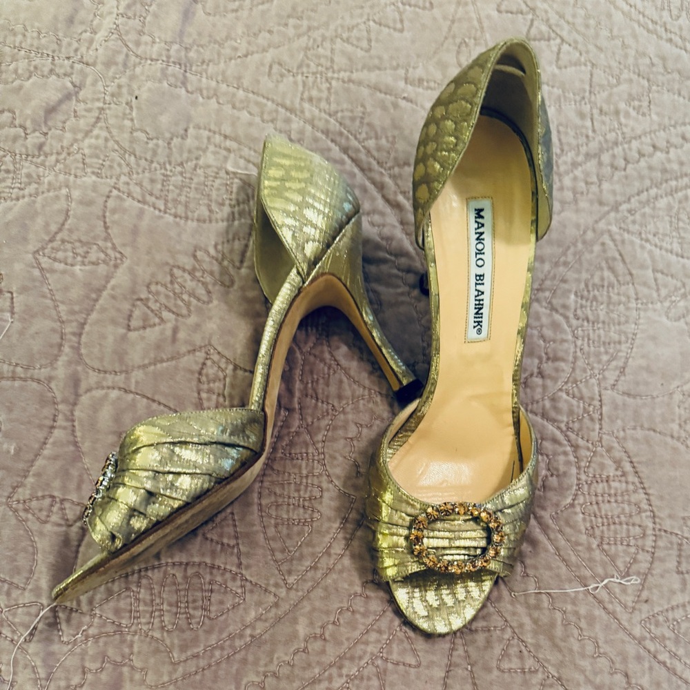 Manolo Blahnik Gold Heels Elegant Design - Picture 4 of 6